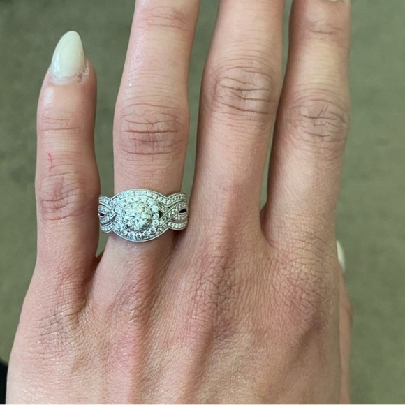 Neil Lane Diamond Ring with Tolkowsky Round Brilliant Center Stone. Size 6 - Picture 3 of 9